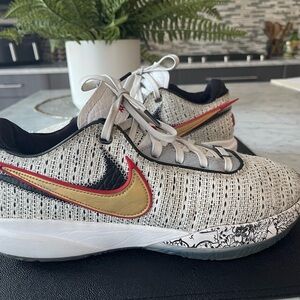 Nike Lebron XX White and Gold man’s Sneakers.In great shape.Size 10,5